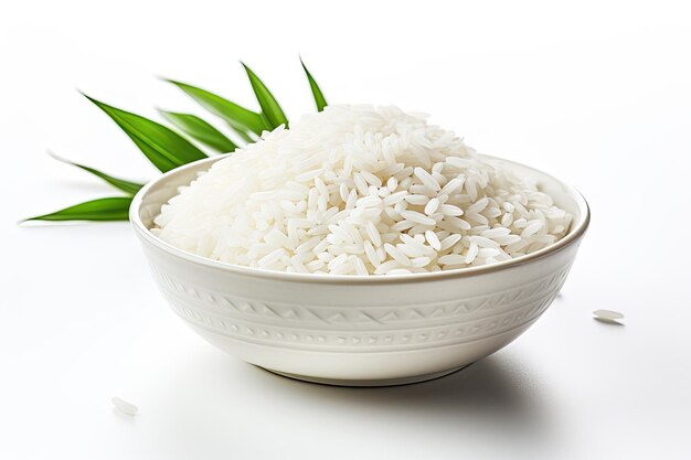 Witte ongekookte rijst die op witte achtergrond wordt geïsoleerd