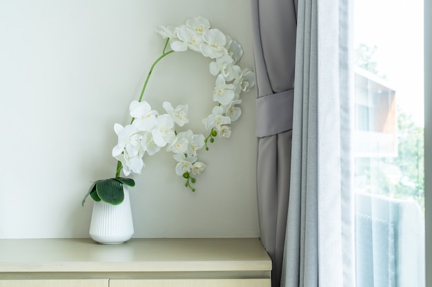 witte orchidee in vaas decoratie in een kamer