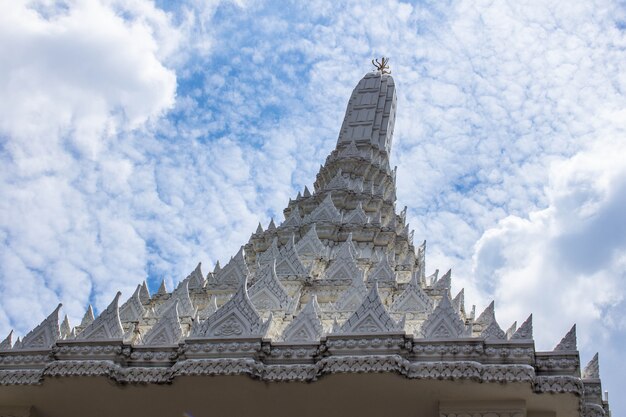 Witte pagode met hemel.