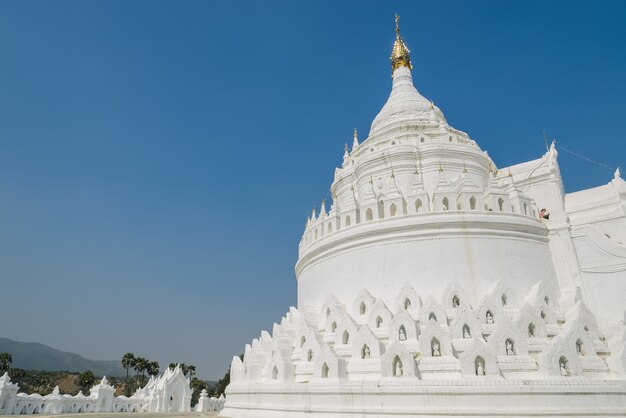 Foto witte pagode van hsinbyume (myatheindan) in mingun, myanmar