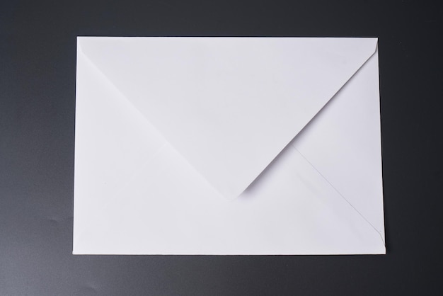 Foto witte papieren enveloppen op een zwarte achtergrond