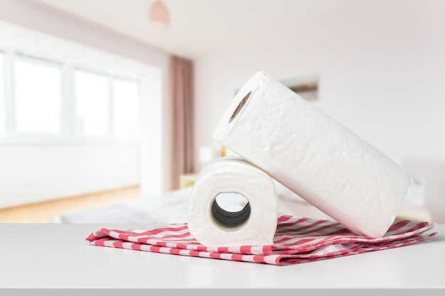 Witte papieren handdoek op een witte tafel