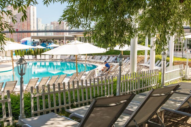 Witte parasols en ligstoelen bij het zwembad in hotel en resort