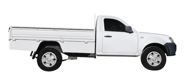 Foto witte pick-up truck geïsoleerd op een witte achtergrond met uitknippad