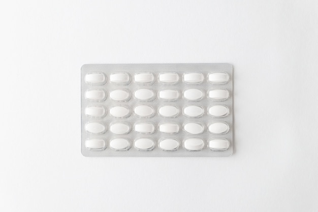 Witte pillen in een blister op tafel