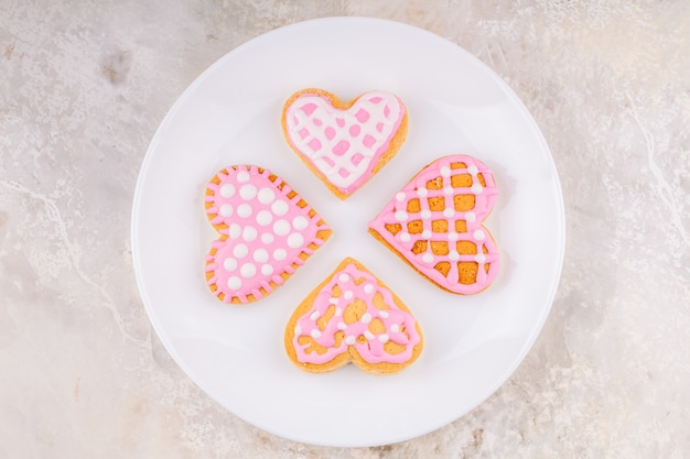 Witte plaat met handgemaakte geglazuurde koekjes