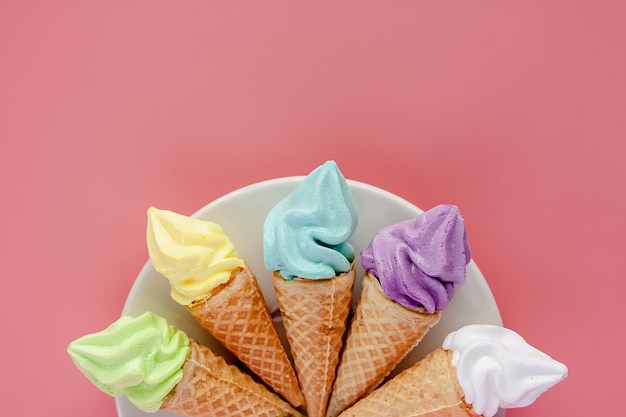 Witte plaat van verschillende van ijsje op roze achtergrond voor zoete en verfrissende desse
