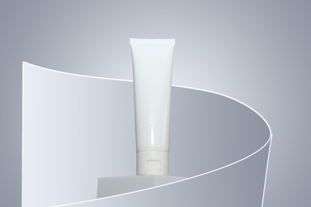 Witte plastic cosmetische buis met cosmetische crème voor lichaam en gezicht Op het podium