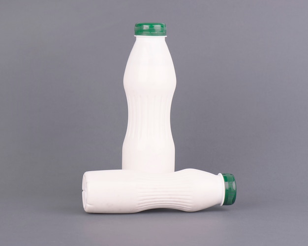 Witte plastic fles met melk en yoghurt