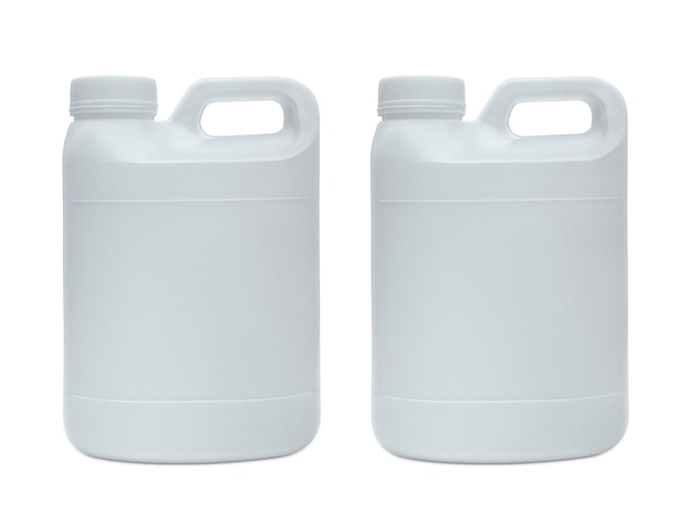 Witte plastic jerrycan is geïsoleerd op een witte achtergrond