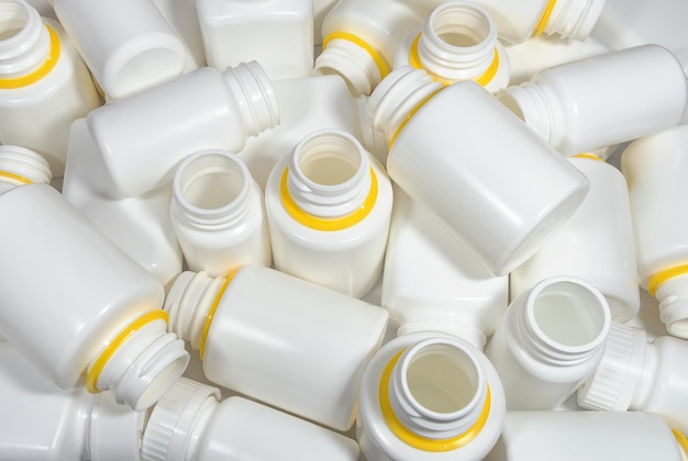 Witte plastic medicijncontainers