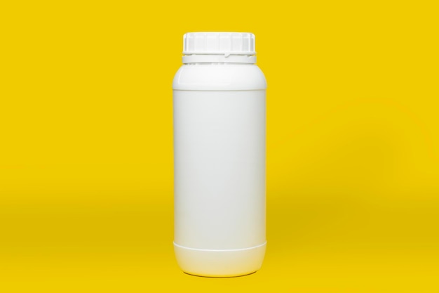 Witte plastic pot met pesticiden op een gele achtergrond