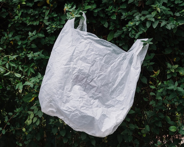 Foto witte plastic zak in de natuur