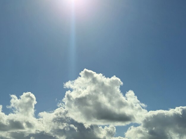 Witte pluizige cumuluswolken in de zomerhemel natuurlijke wolken achtergrond