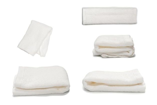 Foto witte pluizige katoenen handdoek geïsoleerd op een witte achtergrond spa en resort