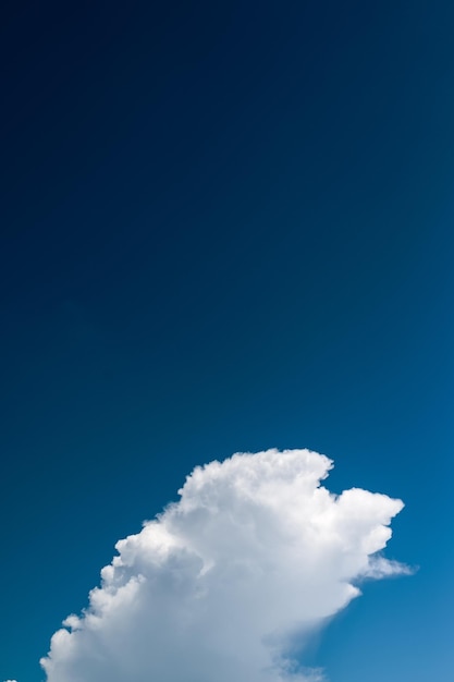 Foto witte pluizige wolk in blauwe hemel