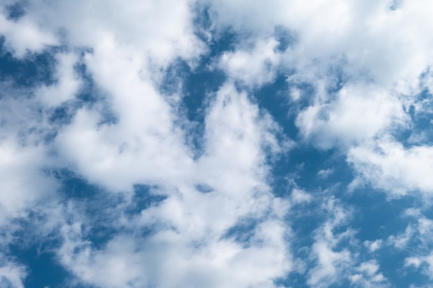 Witte pluizige wolk in blauwe hemel