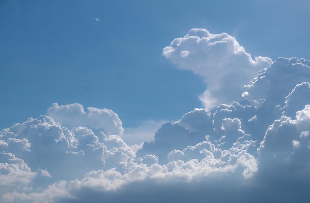 Witte pluizige wolken hemelachtergrond met blauwe hemelachtergrond voor copyspace