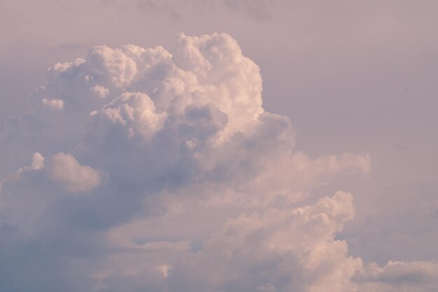 Witte pluizige wolken hemelachtergrond met blauwe hemelachtergrond voor copyspace