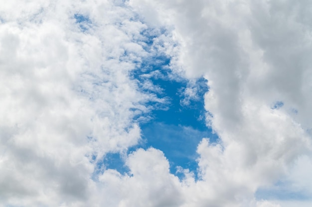 Witte pluizige wolken in blauwe hemel