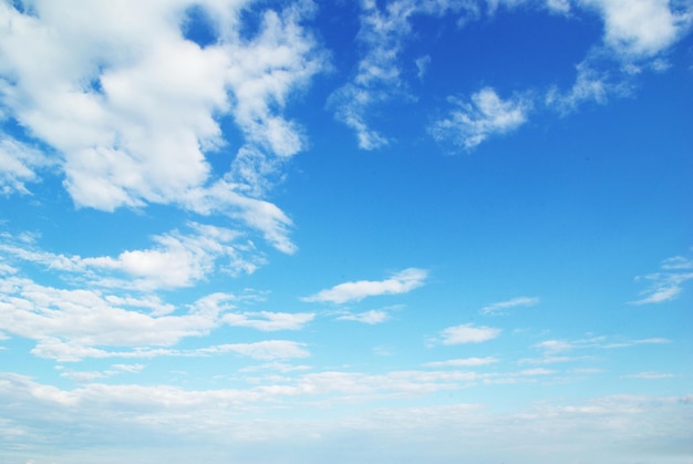 Witte pluizige wolken in de blauwe lucht