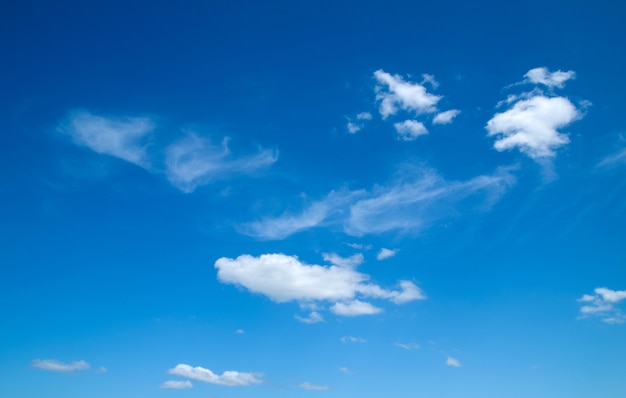 Witte pluizige wolken in de blauwe lucht