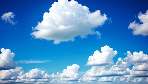 Witte pluizige wolken in de blauwe lucht