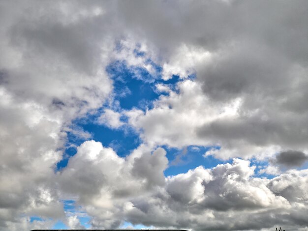 Witte pluizige wolken in de diepblauwe hemel Hemelse achtergrond