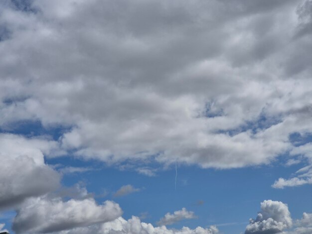 Witte pluizige wolken in de lucht achtergrond Cumulus wolken