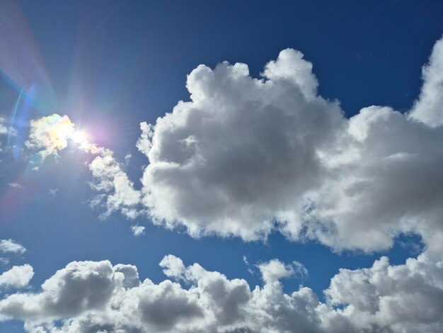 Witte pluizige wolken in de lucht achtergrond Cumulus wolken