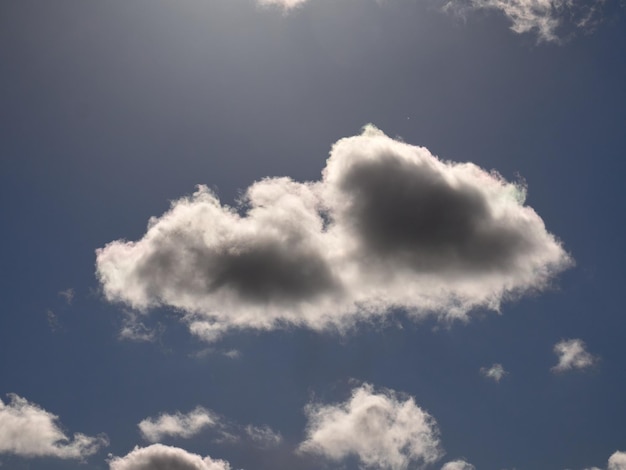 Witte pluizige wolken in de lucht achtergrond Cumulus wolken