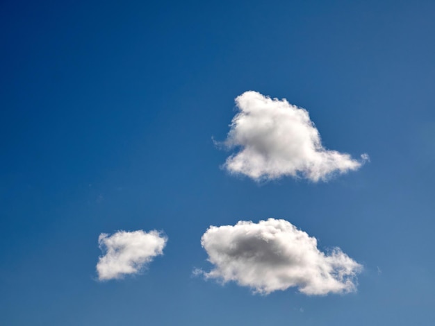 Witte pluizige wolken in de lucht achtergrond Cumulus wolken