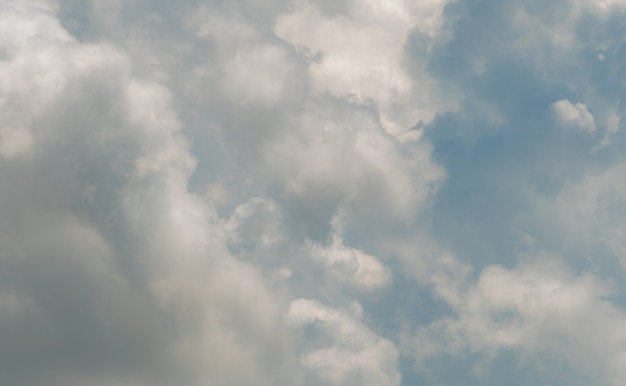 Witte pluizige wolken op blauwe lucht, zacht aanvoelend als katoenwit gezwollen wolkenlandschap