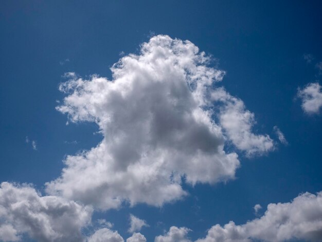 Witte pluizige wolken op de diepblauwe achtergrond