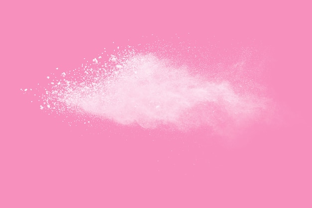 Witte poeder explosie op roze achtergrond