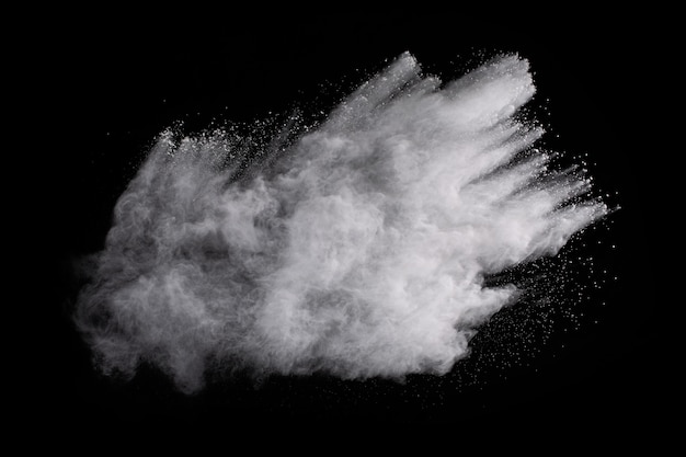 Witte poederexplosie op zwart.