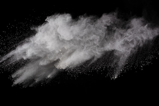 Witte poederexplosie op zwarte achtergrond. Gekleurde wolk. Kleurrijk stof explodeert. Verf Holi.