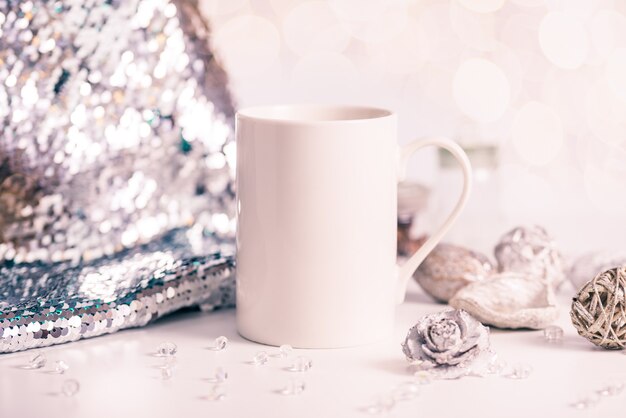 Foto witte porseleinen koffiemok met winterdecoratie en lovertjes