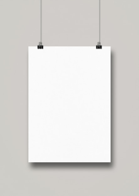 Witte poster op een schone muur met clips.