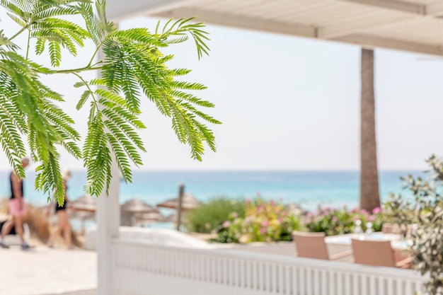 Witte prieel om te ontspannen op de achtergrond van de zee in het resort. Toerisme en reizen.