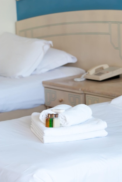 Witte pure handdoeken op bed in het hotel