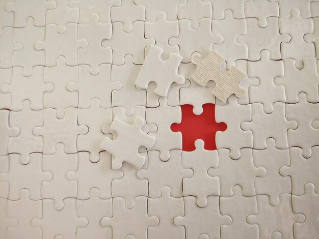 Foto witte puzzel met rode achtergrond