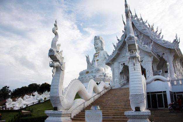 Witte Quan Yin of Kuan Yin chinese godin standbeeld en ubosot kerk voor Thaise mensen reizigers reizen bezoek respect bidden zegen bij Wat Huay Pla Kang tempel op 30 juni 2022 in Chiang Rai Thailand