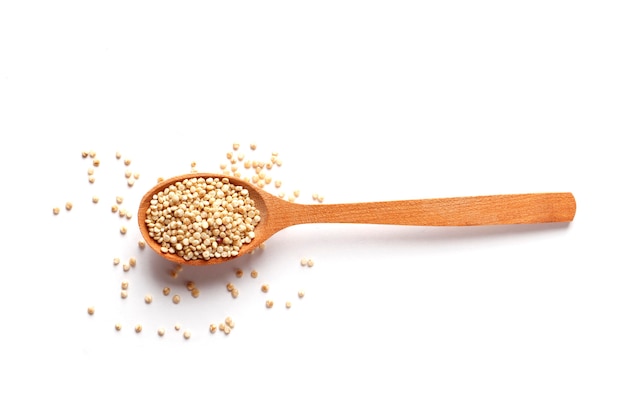 Witte quinoa in een houten lepel die op witte achtergrond wordt geïsoleerd