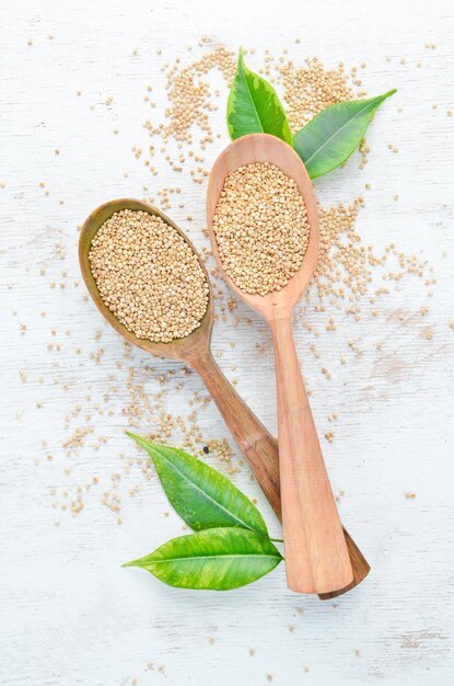 Witte quinoa Op een witte houten achtergrond Bovenaanzicht Gratis kopieerruimte