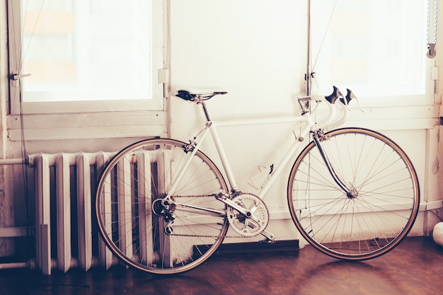 Witte retro fiets in de studio