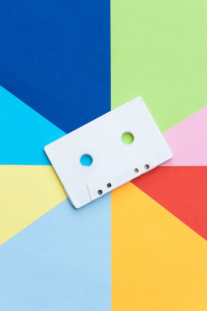 Witte retro tapecassette op veelkleurige ondergrond, creatief concept.