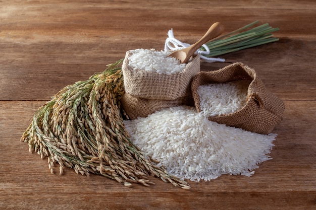 Witte rijst (jasmijnrijst) in een zak op een houten achtergrond