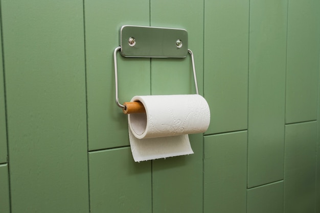 Witte rol zacht toiletpapier netjes hangend