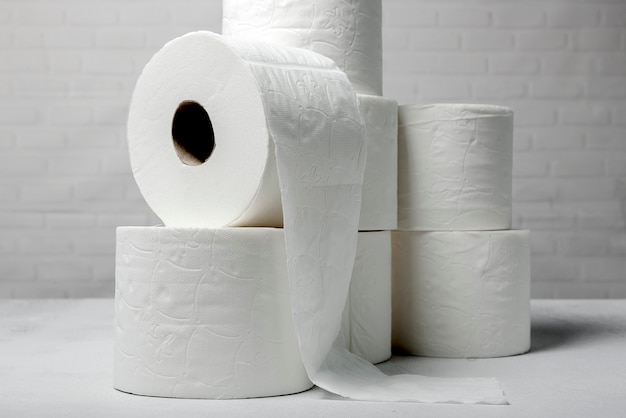 Witte rollen wc-papier